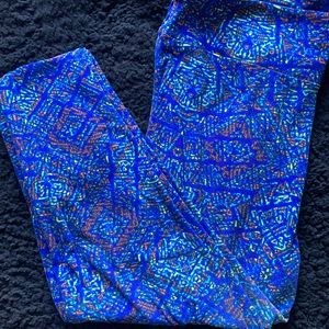 One pair of Lularoe TC size leggings.
